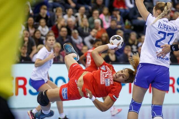 Oldenburg Niedersachsen DEU 02 12 2017 Mouna Jlezi Center Tunisia Club Club Africain TUN Handball Womens World Cup Germany 2017 Preliminary Group C Russia vs Tunesia Womens Handball World Cup Germany