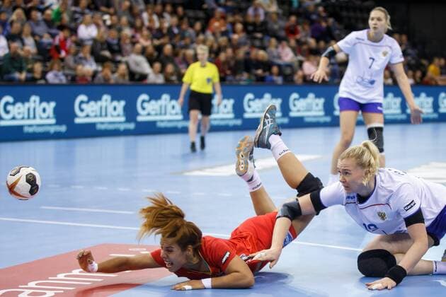 Oldenburg Niedersachsen DEU 02 12 2017 Mouna Jlezi left Tunisia Club Club Africain TUN and Kseniia Makeeva right Russia Club Rostov Don Handball Womens World Cup Germany 2017 Preliminary Group C Russia vs Tunesia Womens Handball World Cup Germany