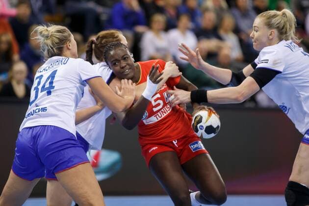 Oldenburg Niedersachsen DEU 02 12 2017 Aya Ben Abdallah Center Tunisia Club Club Africain TUN Elizaveta Malashenko left Russia Club Astrakhanochka Kseniia Makeeva right Russia Club Rostov Don Handball Womens World Cup Germany 2017 Preliminary Group C Russia vs Tunesia Womens Handball World Cup Germany
