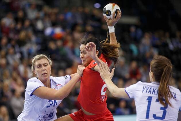 Oldenburg Niedersachsen DEU 02 12 2017 Sondes Hachana Center Tunisia Club ASF Teboulba TUN Elizaveta Malashenko left Russia Club Astrakhanochka and Anna Vyakhireva right Russia Club Rostov Don Handball Womens World Cup Germany 2017 Preliminary Group C Russia vs Tunesia Womens Handball World Cup Germany
