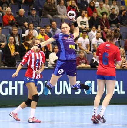 Melinda Anamaria Geiger Romania in goal throw on the left Fatima Rocio Acuna Insfran Paraguay on the right Sabrina Conce Fiore Canata Morinigo Paraguay Romania vs Paraguay Handball Women World Cup 02 12 2017 Trier Copyright: xWeissx Eibner-Pressefotox EP_rws