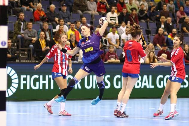 Melinda Anamaria Geiger Romania in goal throw on the left Fatima Rocio Acuna Insfran Paraguay on the right Sabrina Conce Fiore Canata Morinigo Paraguay Romania vs Paraguay Handball Women World Cup 02 12 2017 Trier Copyright: xWeissx Eibner-Pressefotox EP_rws
