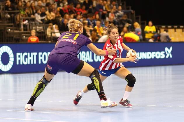 Fernanda Lujan Insfran Mora Paraguay in a duel with Crina Elena Pintea Romania Romania vs Paraguay Handball Women World Cup 02 12 2017 Trier Copyright: xWeissx Eibner-Pressefotox EP_rws