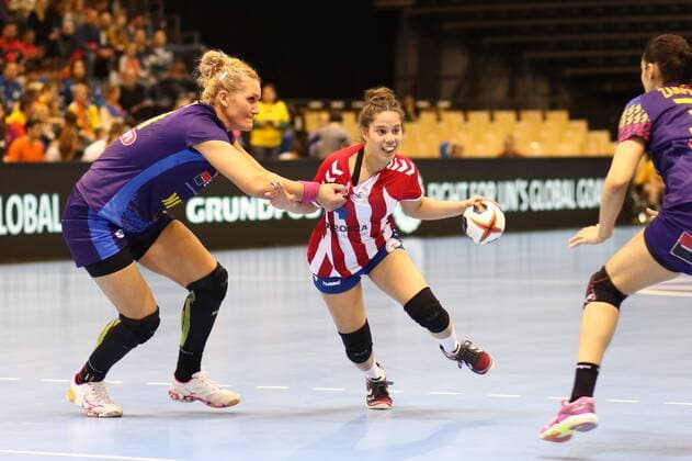 Fernanda Lujan Insfran Mora Paraguay in a duel with Crina Elena Pintea Romania Romania vs Paraguay Handball Women World Cup 02 12 2017 Trier Copyright: xWeissx Eibner-Pressefotox EP_rws