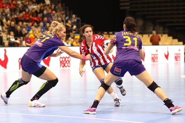 Marizza Alejandra Faria Servin Paraguay in a duel with Crina Elena Pintea Romania left and Maria Madalina Zamfirescu Romania Romania vs Paraguay Handball Women World Cup 02 12 2017 Trier Copyright: xWeissx Eibner-Pressefotox EP_rws
