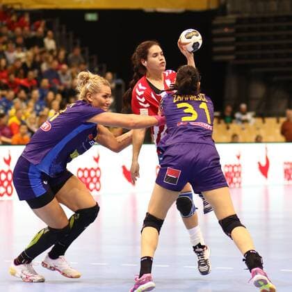 Marizza Alejandra Faria Servin Paraguay in a duel with Crina Elena Pintea Romania left and Maria Madalina Zamfirescu Romania Romania vs Paraguay Handball Women World Cup 02 12 2017 Trier Copyright: xWeissx Eibner-Pressefotox EP_rws