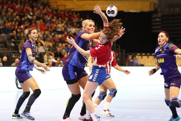 Sabrina Conce Fiore Canata Morinigo Paraguay in a duel with Crina Elena Pintea Romania Romania vs Paraguay Handball Women World Cup 02 12 2017 Trier Copyright: xWeissx Eibner-Pressefotox EP_rws