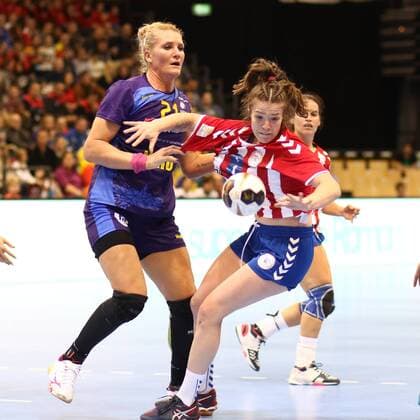 Sabrina Conce Fiore Canata Morinigo Paraguay in a duel with Crina Elena Pintea Romania Romania vs Paraguay Handball Women World Cup 02 12 2017 Trier Copyright: xWeissx Eibner-Pressefotox EP_rws