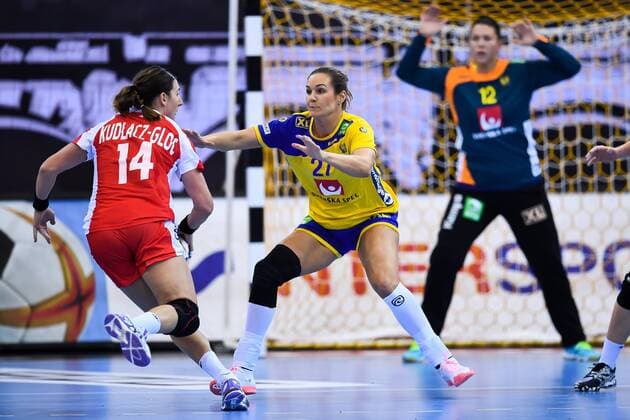 171202 Polands Karolina Kudlacz Gloc and Swedens Sabina Jacobsen in the match between Sweden and Poland during the World Cups World Cup on December 2, 2017 in Bietigheim Bissingen  Copyright: CARLxSANDIN BB171202CS011