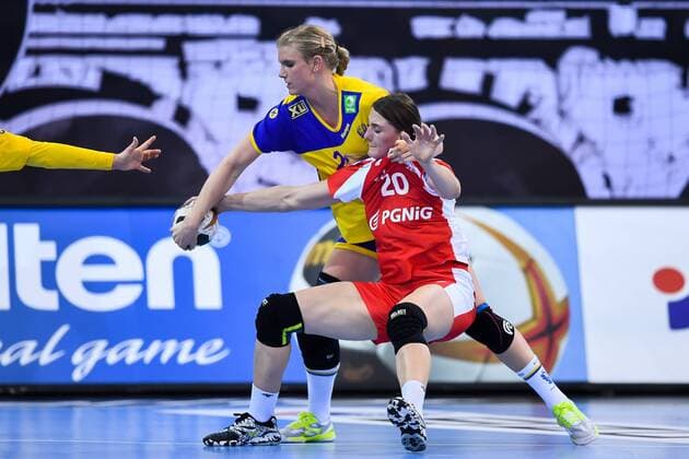 171202 Swedens Jenny Alm and Polands Joanna Drabik in the match between Sweden and Poland during the World Cups World Cup on December 2, 2017 in Bietigheim Bissingen  Copyright: CARLxSANDIN BB171202CS013