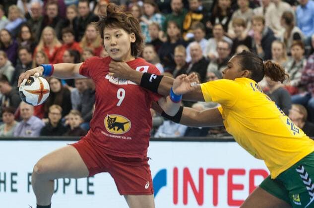 GER IHF World Cup 2017 Brazil BRA vs Japan JPN 02 12 2017 EWE Arena Oldenburg Germany 23 IHF World Championship 2017 Womens first round Group C Brazil vs Japan at home Tamires ARAUJO Brazil 7 Aya YOKOSHIMA JPN 9 Nordphotox xRojahn nph00300