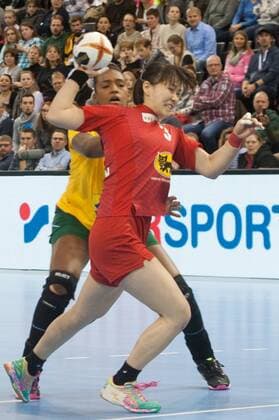 GER IHF World Cup 2017 Brazil BRA vs Japan JPN 02 12 2017 EWE Arena Oldenburg Germany 23 IHF World Championship 2017 Womens first round Group C Brazil vs Japan at the table Tamires ARAUJO Brazil 7 Kaho SUNAMI JPN 3 Nordphotox xRojahn nph00300