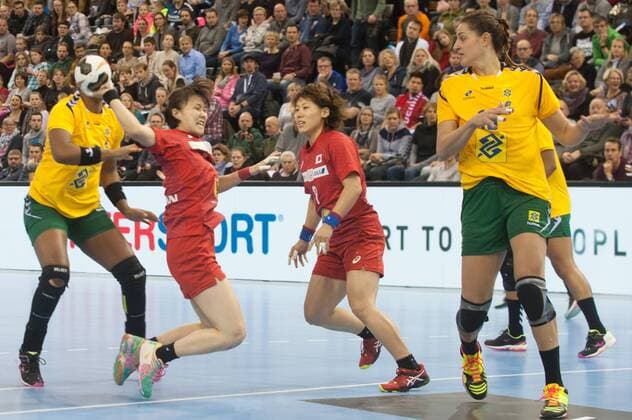 GER IHF World Cup 2017 Brazil BRA vs Japan JPN 02 12 2017 EWE Arena Oldenburg Germany 23 IHF World Championship 2017 Womens first round Group C Brazil vs Japan at the table Tamires ARAUJO Brazil 7 Kaho SUNAMI JPN 3 Nordphotox xRojahn nph00300