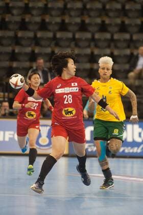 GER IHF World Cup 2017 Brazil BRA vs Japan JPN 02 12 2017 EWE Arena Oldenburg Germany 23 IHF World Championship 2017 Womens first round Group C Brazil vs Japan pictured Samira ROCHA Brazil 4 Shiori NAGATA JPN 28 Nordphotox xRojahn nph00300