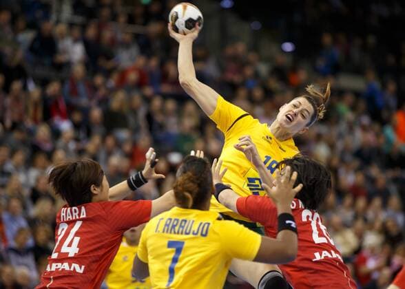 Oldenburg Niedersachsen DEU 02 12 2017 Eduarda Taleska Mid Brazil Club Gyor Nozomi Hara left Japan Club Mie Violet Iris Shiori Nagata right Japan Club Omron Brazil vs Japan Handball World Cup Women Germany 2017 Preliminary Group C Brazil vs Japan Handball World Cup Women Germany