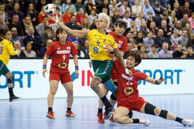 Oldenburg Niedersachsen DEU 02 12 2017 Samira Rocha left Brazil Club Kisvarda Master Good and Nozomi Hara right Japan Club Mie Violet Iris Brazil vs Japan Handball World Cup Women Germany 2017 Preliminary Group C Brazil vs Japan Handball World Cup Women Germany