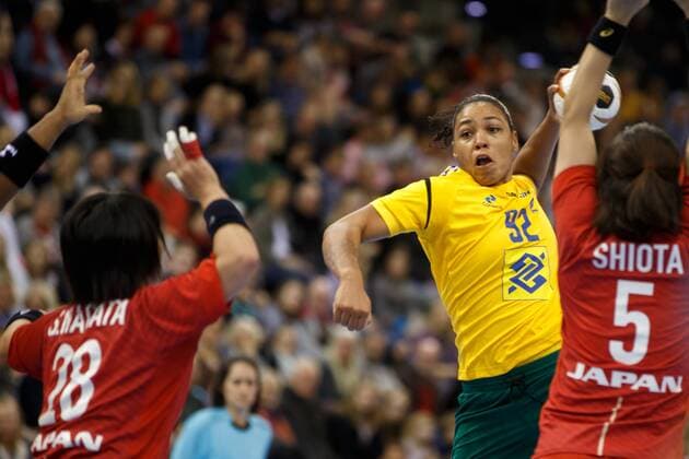 Oldenburg Niedersachsen DEU 02 12 2017 Patricia Silva Mid Brazil Club Thueringer HC Sayo Shiota right Japan Club Hokkoku Bank and Shiori Nagata left Japan Club Omron Brazil vs Japan Handball World Cup Women Germany 2017 Preliminary Group C Brazil vs Japan Handball World Cup Women Germany