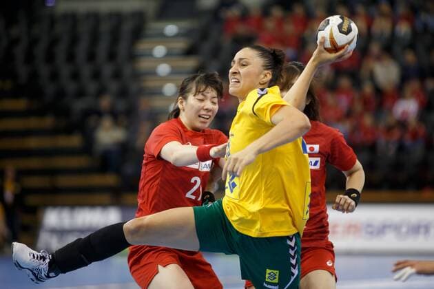 Oldenburg Niedersachsen DEU 02 12 2017 Patricia Machado Center Brazil Club Vistal Gdynia and Anri Matsumura left Japan Club Sony Semiconductor Manufacturing Brazil vs Japan Handball Womens World Cup Germany 2017 Preliminary Group C Brazil vs Japan Handball World Cup Womens Germany
