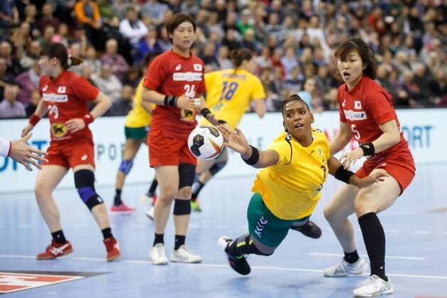 Oldenburg Niedersachsen DEU 02 12 2017 Tamires Arajo Mid Brazil Club Larvik HK and Sayo Shiota right Japan Club Hokkoku Bank Brazil vs Japan Handball World Cup Women Germany 2017 Preliminary Group C Brazil vs Japan Handball World Cup Women Germany