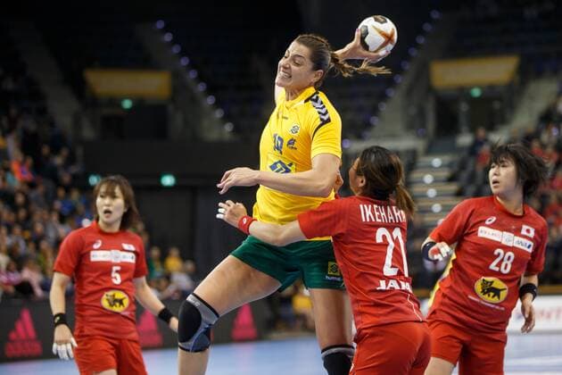 Oldenburg Niedersachsen DEU 02 12 2017 Elaine Barbosa Mid Brazil Club Kastamonu Belediyesi GSK Ayaka Ikehara 2v right Japan Club Nykoebing Falster Haandbold Club NFH and Anri Matsumura right Japan Club Sony Semiconductor Manufacturing Brazil vs Japan Handball Women World Cup Germany 2017 Preliminary Group C Brazil vs Japan Handball World Championship of Women Germany