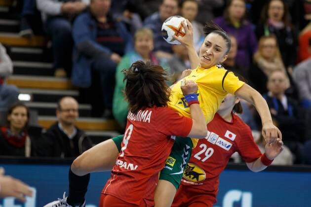Oldenburg Niedersachsen DEU 02 12 2017 Patricia Machado Center Brazil Club Vistal Gdynia Aya Yokoshima left Japan Club Hokkoku Bank and Anri Matsumura right Japan Club Sony Semiconductor Manufacturing Brazil vs Japan Handball Women World Cup Germany 2017 Preliminary Group C Brazil vs Japan Handball World Cup Womens Germany