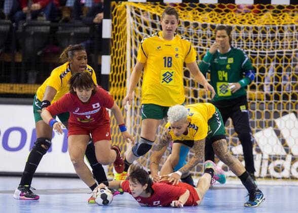 Oldenburg Niedersachsen DEU 02 12 2017 Kaho Sunami right Japan Club Sony Semiconductor Manufacturing Aya Yokoshima left Japan Club Hokkoku Bank Tamires Arajo left Brazil Club Larvik HK and Dayane da Rocha right Brazil Club Unip Sao Bernardo Brazil vs Japan Handball World Cup Women Germany 2017 Preliminary Group C Brazil vs Japan Handball World Cup Womens Germany