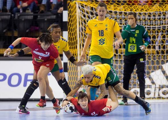 Oldenburg Niedersachsen DEU 02 12 2017 Kaho Sunami right Japan Club Sony Semiconductor Manufacturing Aya Yokoshima left Japan Club Hokkoku Bank Tamires Arajo left Brazil Club Larvik HK and Dayane da Rocha right Brazil Club Unip Sao Bernardo Brazil vs Japan Handball World Cup Women Germany 2017 Preliminary Group C Brazil vs Japan Handball World Cup Womens Germany