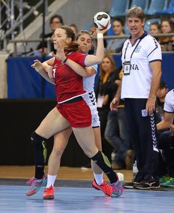02 12 2017 Germany Bietigheim Handball Womens World Cup Internationals Czech Republic vs Argentina v l Helena Rysankova CZE Elke osselinne Karsten ARG