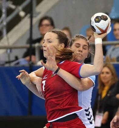 02 12 2017 Germany Bietigheim Handball Womens World Cup Internationals Czech Republic vs Argentina v l Helena Rysankova CZE Elke osselinne Karsten ARG