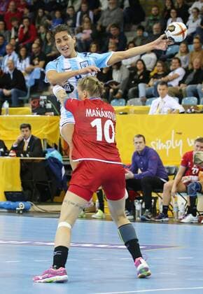 02 12 2017 Germany Bietigheim Handball Womens World Cup Internationals Czech Republic vs Argentina v l Manuela Pizzo ARG Petra Manakova CZE