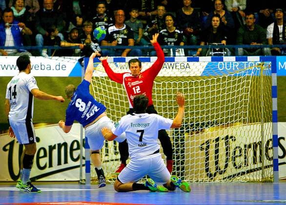 Bengt Bornhorn Aue overcomes goalkeeper Mario Huhnstock Dresden left Gabriel De Santis Dresden right Göde Dresden Handball 2 League 2017 18 EHV Aue HC Elbflorenz Dresden on 2 12 2017 EHV Aue HC Elbflorenz Dresden