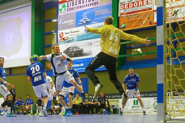 Henning Quade Dresden overcomes goalkeeper Robert Wetzel Aue Handball 2 League 2017 18 EHV Aue HC Elbflorenz Dresden on 2 12 2017 EHV Aue HC Elbflorenz Dresden