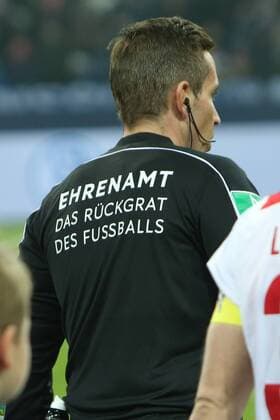 Fußball, Bundesliga-Schiris mit Ehrenamt - Das Rückgrat des Fußballs Schriftzug auf dem Rücken 02.12.2017, xkvx, Fussball 1. Bundesliga, FC Schalke 04 - 1.FC Koeln, emspor, v.l. Schiedsrichter Ehrenamt Gelsenkirchen *** 02 12 2017 xkvx Football 1 Bundesliga FC Schalke 04 1 FC Koeln emspor v l Referee Ehrenamt Gelsenkirchen
