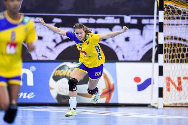 171202 Swedens Olivia Mellegard commends the match between Sweden and Poland during the World Cups World Cup on December 2, 2017 in Bietigheim Bissingen  Copyright: CARLxSANDIN BB171202CS023