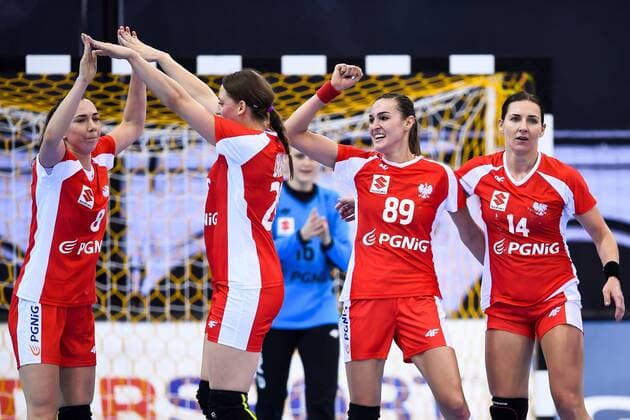 171202 Polska Monika Kobylinska Joanna Drabik Kinga Achruk and Karolina Kudlacz Gloc commends the match between Sweden and Poland during the World Cup World Cup on December 2, 2017 in Bietigheim Bissingen  Copyright: CARLxSANDIN BB171202CS025