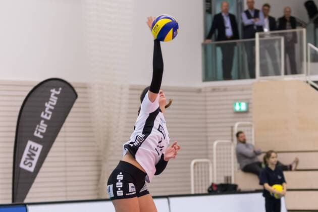 Evyn Kaelee McCoy Black White Erfurt 14 indicating volleyball 1 Bundesliga Women Black White Erfurt Ladies in Black Aachen xprx