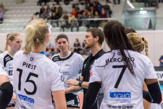 Jonas Kronseder Black White Erfurt Coach with the team during the break Volleyball 1 Bundesliga Women Black White Erfurt Ladies in Black Aachen xprx