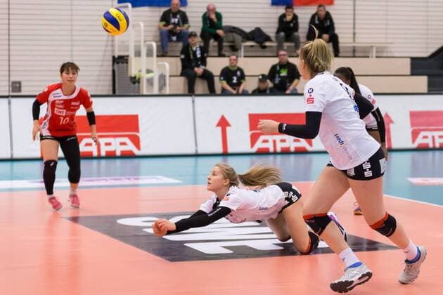 Friederike Brabetz Black White Erfurt 5 at the Ballannahme Action action Volleyball 1 Bundesliga Women Black White Erfurt Ladies in Black Aachen xprx