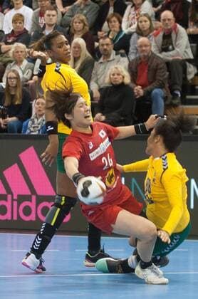 GER IHF World Cup 2017 Brazil BRA vs Japan JPN 02 12 2017 EWE Arena Oldenburg Germany 23 IHF World Championship 2017 Womens first round Group C Brazil vs Japan at the table Tamires ARAUJO Brazil 7 Mariana COSTA Brazil 88 Nozomi HARA JPN 24 Nordphotox xRojahn nph00300