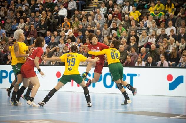 GER IHF World Cup 2017 Brazil BRA vs Japan JPN 02 12 2017 EWE Arena Oldenburg Germany 23 IHF World Championship 2017 Womens first round Group C Brazil vs Japan Pictured Patricia MACHADO Brazil 49 Mariana COSTA Brazil 88 Nozomi HARA JPN 24 Nordphotox xRojahn nph00300