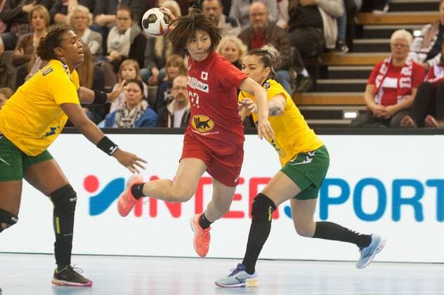 GER IHF World Cup 2017 Brazil BRA vs Japan JPN 02 12 2017 EWE Arena Oldenburg Germany 23 IHF World Championship 2017 Womens first round Group C Brazil vs Japan at the table Tamires ARAUJO Brazil 7 Jessica RIBEIRO Brazil 10 Haruno SASAKI JPN 27 Nordphotox xRojahn nph00300