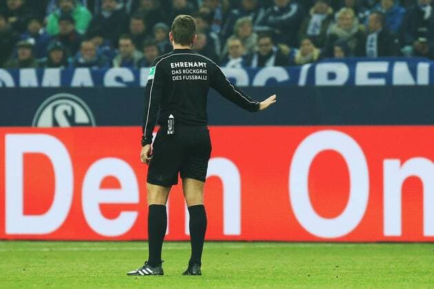 Fußball, Bundesliga-Schiris mit Ehrenamt - Das Rückgrat des Fußballs Schriftzug auf dem Rücken 02.12.2017, xkvx, Fussball 1. Bundesliga, FC Schalke 04 - 1.FC Koeln, emspor, v.l. Schiedsrichter Ehrenamt Gelsenkirchen *** 02 12 2017 xkvx Football 1 Bundesliga FC Schalke 04 1 FC Koeln emspor v l Referee Ehrenamt Gelsenkirchen