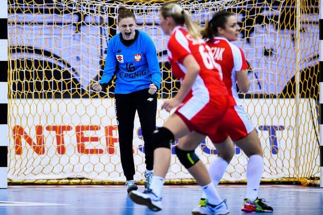 171202 Polands malady Adrianna Placzek commends the match between Sweden and Poland during the World Cups World Cup on December 2, 2017 in Bietigheim Bissingen  Copyright: CARLxSANDIN BB171202CS030