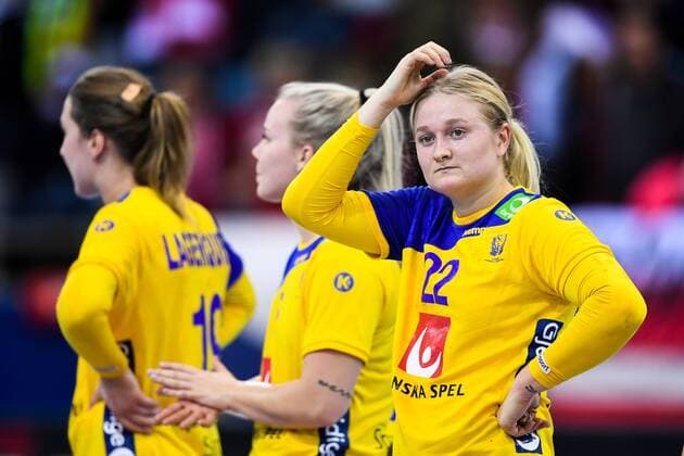 171202 Swedens Hanna Blomstrand deplores after the match between Sweden and Poland during the World Cups World Cup on December 2, 2017 in Bietigheim Bissingen  Copyright: CARLxSANDIN BB171202CS034