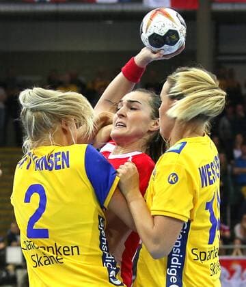 02 12 2017 Germany Bietigheim Handball Womens World Cup Internationals Sweden vs Poland v Ulrika Toft Hansen SWE Kinga Achruk POL Johanna Westberg SWE