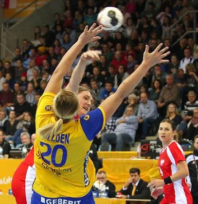 02 12 2017 Germany Bietigheim Handball Womens World Cup International Match Sweden vs Poland v l Isabelle Gullden SWE Joanna Drabik POL