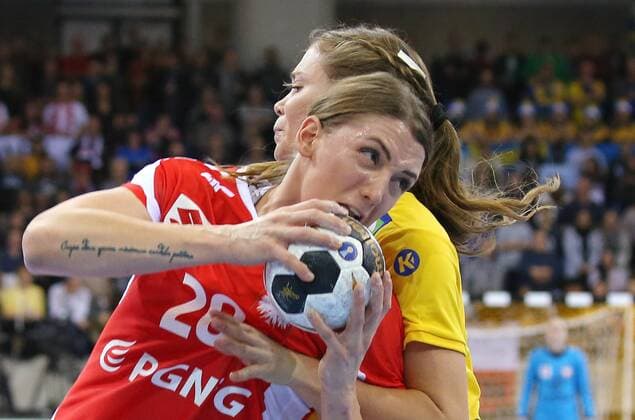 02 12 2017 Germany Bietigheim Handball Womens World Cup International Match Sweden vs Poland v Joanna Drabik POL Olivia Mellegard SWE