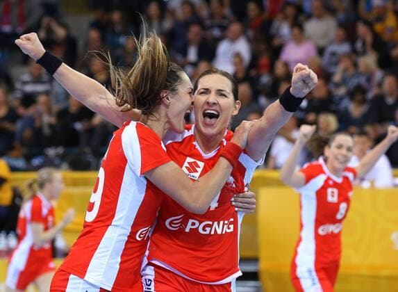 02 12 2017 Germany Bietigheim Handball Womens World Cup International Match Sweden vs Poland Cheers v l Kinga Achruk POL Karolina Kudlacz Gloc POL