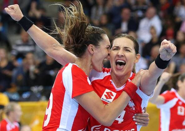 02 12 2017 Germany Bietigheim Handball Womens World Cup International Match Sweden vs Poland Cheers v l Kinga Achruk POL Karolina Kudlacz Gloc POL
