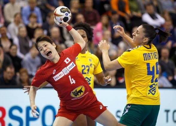 Oldenburg Niedersachsen DEU 02 12 2017 Yui Sunami left Japan Club Hokkoku Bank Jessica Oliveira middle Brazil Club Unip Sao Bernardo and Patricia Machado right Brazil Club Vistal Gdynia Brazil vs Japan Handball Women World Cup Germany 2017 Preliminary Group C Brazil vs Japan Handball World Cup Women Germany